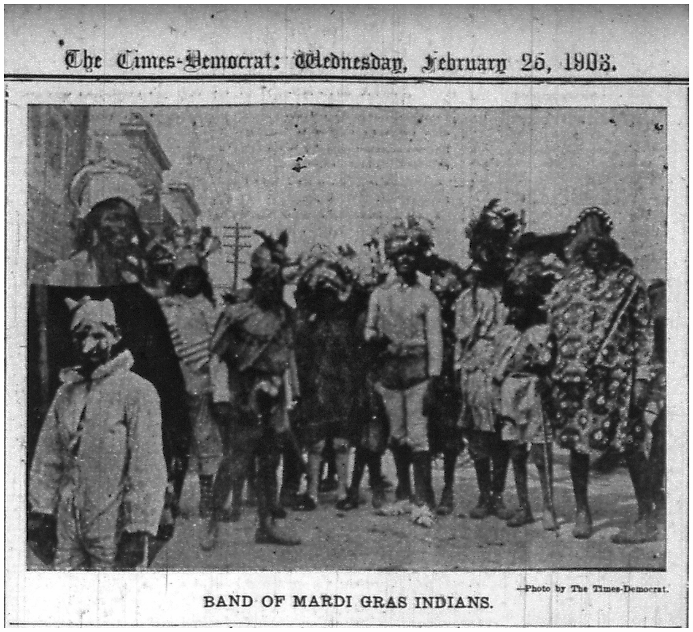 Eine alte Zeitungsabbildung in Schwarzweiß zeigt eine Gruppe in Federschmuck. Es handelt sich um einen Ausschnitt der vorhergehenden Abbildung.