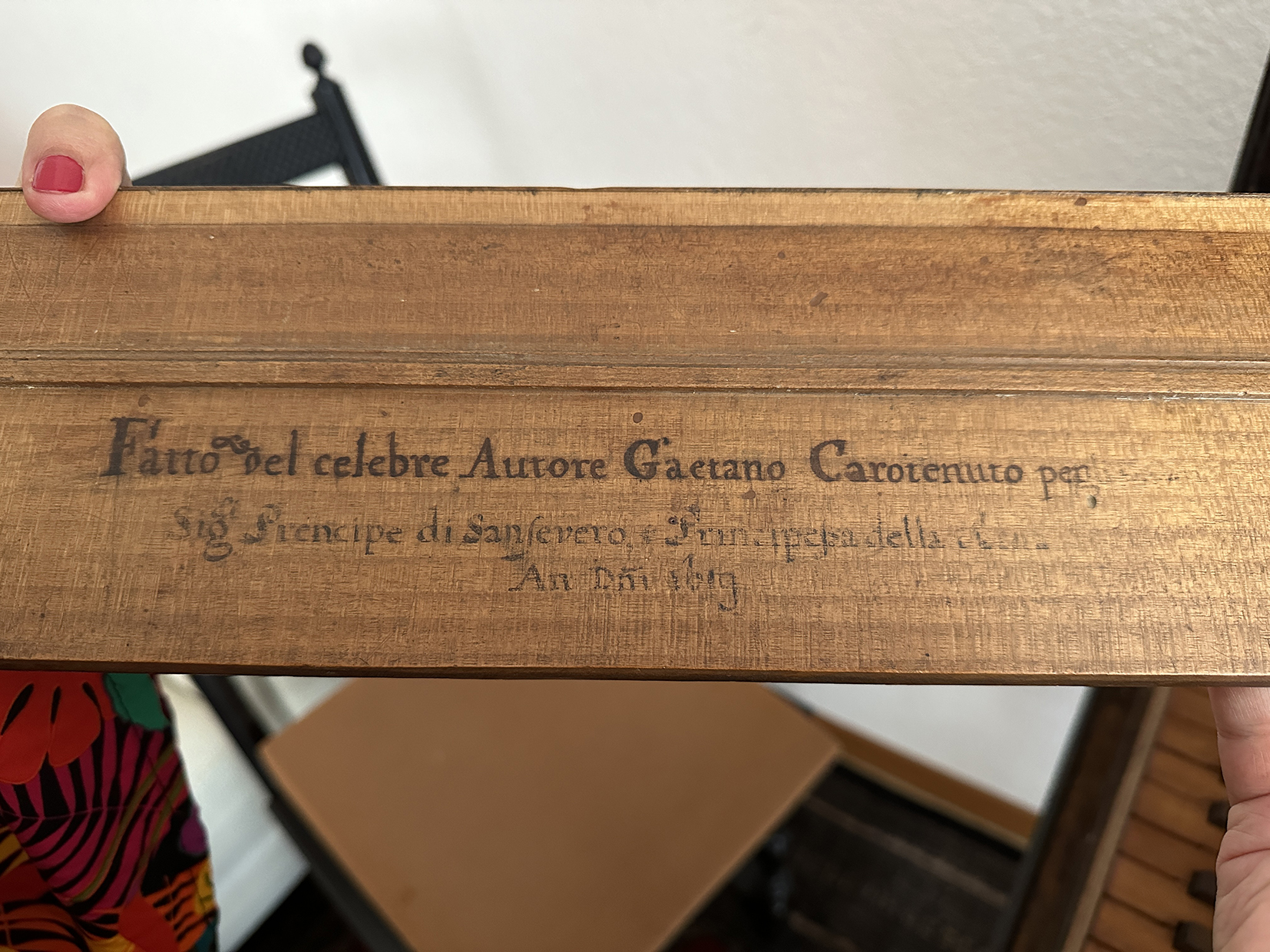 Close-up of an inscription on the rear side of the nameboard, written in Italian, reading “Fatto del celebre Autore Gaetano Carotenuto per Sig. Principe di Sansevero e Principe della c[asa]… An. Dni 1619,” indicating the instrument was made by the renowned maker Gaetano Carotenuto for the Prince of Sansevero in 1756.