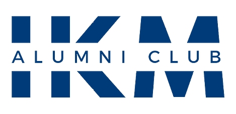 Logo IKM Alumni Club
Vor den blauen Großbuchstaben IKM steht mittig, die Buchstaben durchschneidend, Alumni Club