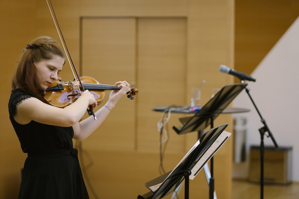 Martina Miedl, Violine spielt gemeinsam mit Veronika Kopjova, Klavier, Dora Pejačević