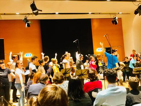 Das Publikum von hinten, davor die inklusive Band