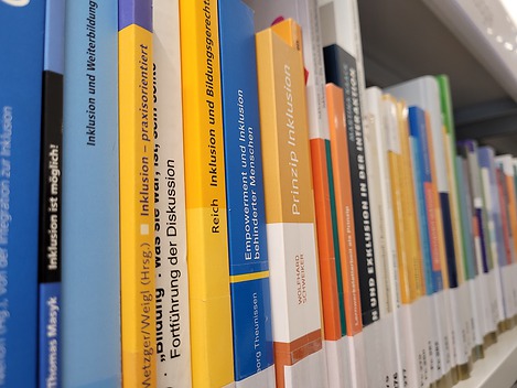Foto von mehreren Büchern in einem Regal in der Bibliothek 