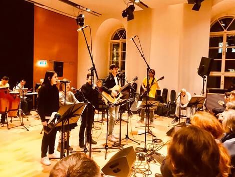 Inklusive Band tritt vor Prublikum in der Uni auf