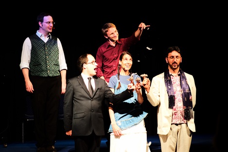 Bühnenbild: Agathe umringt von vier Männern