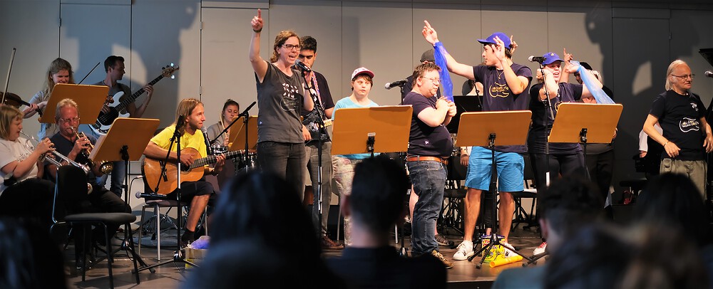 Foto der All Stars Band beim Performen auf der Bühne. 