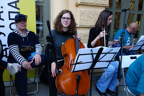 Foto des Auftrittes: zu sehen ist Marlene mit ihrem Cello in der Bildmitte, daneben sitzt eine Frau und auf der anderen Seite eine Frau mit Geige in der Hand und ein Mann mit Klarinette 