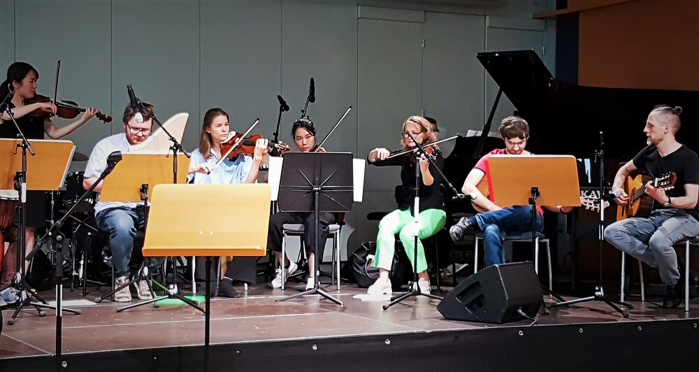 Foto der Classic All beim Performen auf der Bühne. 