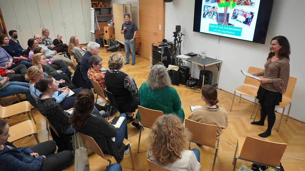 Man sieht Johann Bucher und Christina Kanitz-Pock (Konzeption und Organisation des Forum EMp), die vor Menschen, die sitzen, sprechen.