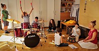 Foto von 6 musizierenden Kindern mit Lehrkraft
