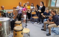 Foto mit 8 musizierenden Kindern und Erwachsenen