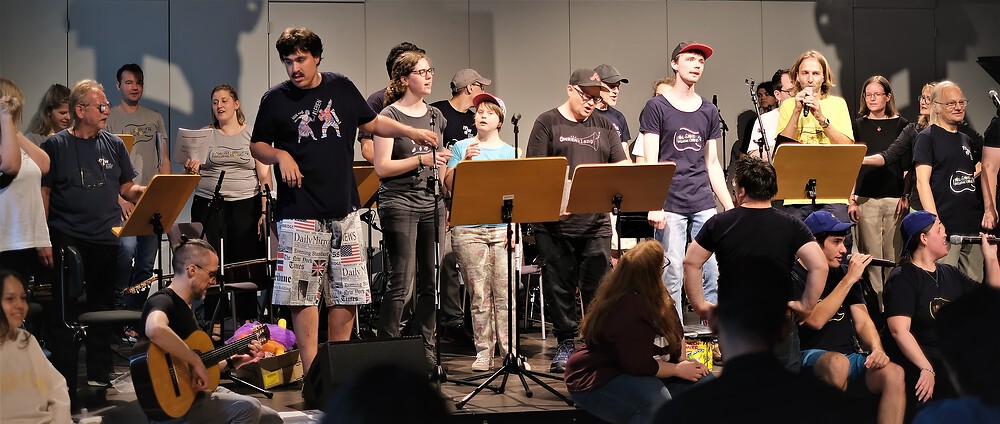 Foto von Musikern unterschiedlicher Bands die gemeinsam auf der Bühne das Abschlusslied Imagine performen.  