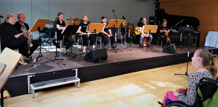 Foto der Band Ohrenklang beim Performen auf der Bühne. 