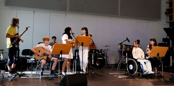 Foto der Band Polgar Inclusive beim Performen auf der Bühne. 