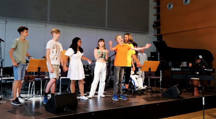 Foto der Band Polgar Inclusive beim Performen auf der Bühne. 
