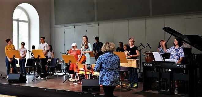 Foto der Young All Stars beim Performen auf der Bühne. 