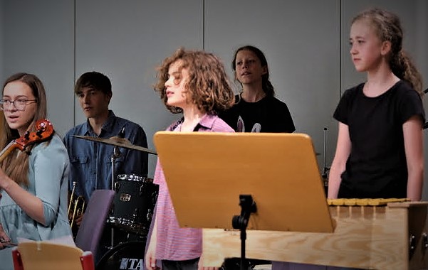 Foto der Young All Stars beim Performen auf der Bühne. 