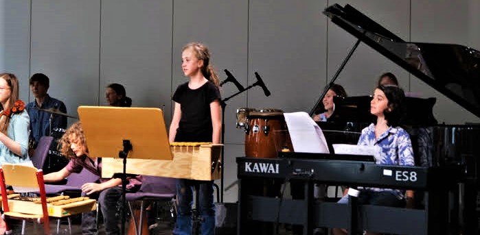 Foto der Young All Stars beim Performen auf der Bühne. 