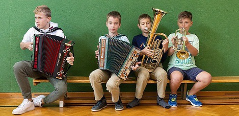 Kinderquartett mit zwei Akkordeonspielern, einem Tubaspieler und einem Trompeter