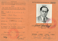 Sie sehen einen aufgeklappten Ausweis mit den Personaldaten Kurt Blaukopfs sowie einem aufgeklebten Foto und seiner Unterschrift.