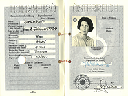 Sie sehen einen aufgeklappten Reisepass mit den Personaldaten von Herta Blaukopf sowie einem Foto und ihrer Unterschrift.