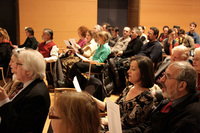 Auditorium singt die Haydn-Hymne. Photo: Lisl Waltner
