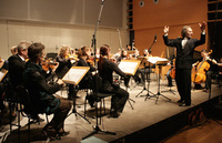 Ingomar Rainer dirigiert die Haydn-Hymne. Photo: Lisl Waltner