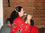 Ruža Nikolić-Lakatos (1945-2022) singt für drei Generationen Institutsleitungen im Kroatischen Zentrum zum 50. Geburtstag von Ursula Hemetek (2006). © Peter Tyran