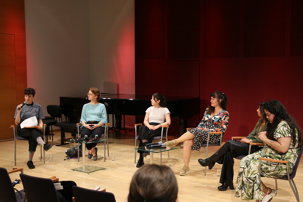 Roundtable: Sydney Hutchinson und Constanza Toledo und die Musikerinnen Natalia Hurst, Gabriela Dossow Ponce and Laura Valbuena