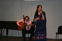 Ruža Nikolić-Lakatos (1945-2022) mit Sohn Mischa Nikolić-Lakatos, Feier 50 Jahre IVE (2015). © Marko Kölbl