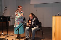 Ruža Nikolić-Lakatos (1945-2022) mit Sohn Mischa Nikolić, CD Präsentation gewidmet zum 60. Geburtstag von Ursula Hemetek (2016). © Bernd Brabec