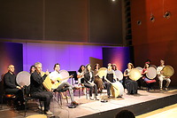 Sozelh - Studierende von Hamidreza Ojaghi: Ilona Eggl (Dohol), Judith Dapin Hajnalka (Daf), Shapour Khosrawi (Gittare), Tao-Deva Stingl (Daf), Aleida Ramirez Corona (Daf), Elnaz Mohammadzadeh (Daf), Sara Nadji (Gesang), Noor Al Qassim (Daf), Tobias Amann (Daf), Vaheh Abram (Daf), Özlem Akar (Daf), Kıymet Ceviz (Daf), Shahram Mohammad Beigi (Daf), Hamidreza Ojaghi (Daf und Gesang), Foto © IVE Ioannis Christidis