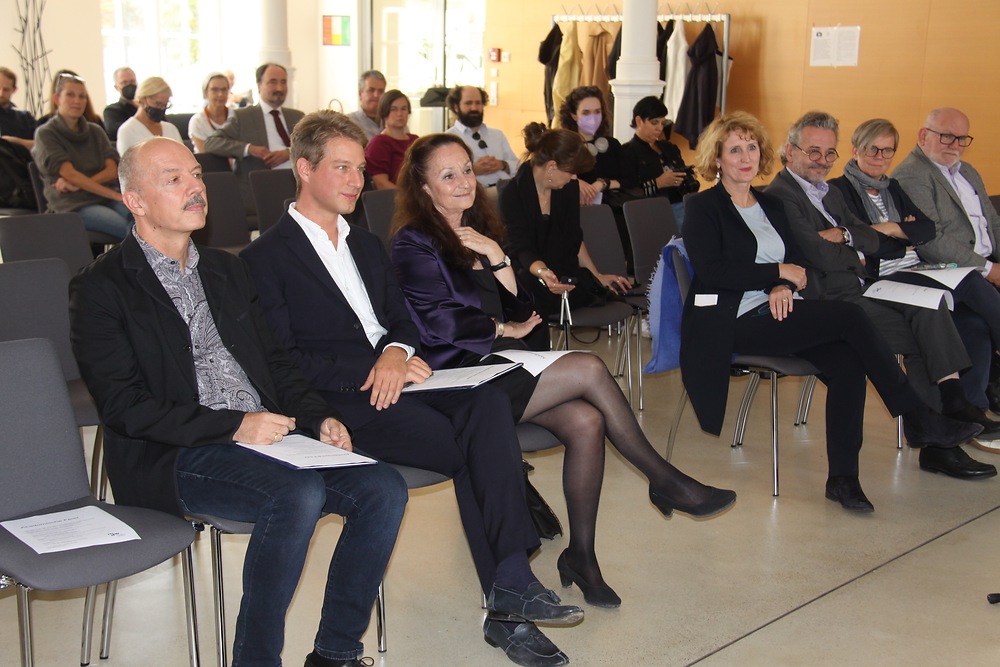 Senatsvorsitzender Univ.-Prof. Mag. Johannes Marian, Marko Kölbl, Phd, Leiter des Instituts für Volksmusikforschung und Ethnomusikologie, a.o. Univ.-Prof.in Dr.in Ursula Hemetek, Rektorin Mag.a art. Ulrike Sych, Vizerektor Univ.-Prof. Johannes Meissl, Vizerektorin Mag.phil. Gerda Müller und Vizerektor Amtsdirektor Johann Bergmann (1. Reihe, v.l.n.r)_© Petar Tyran