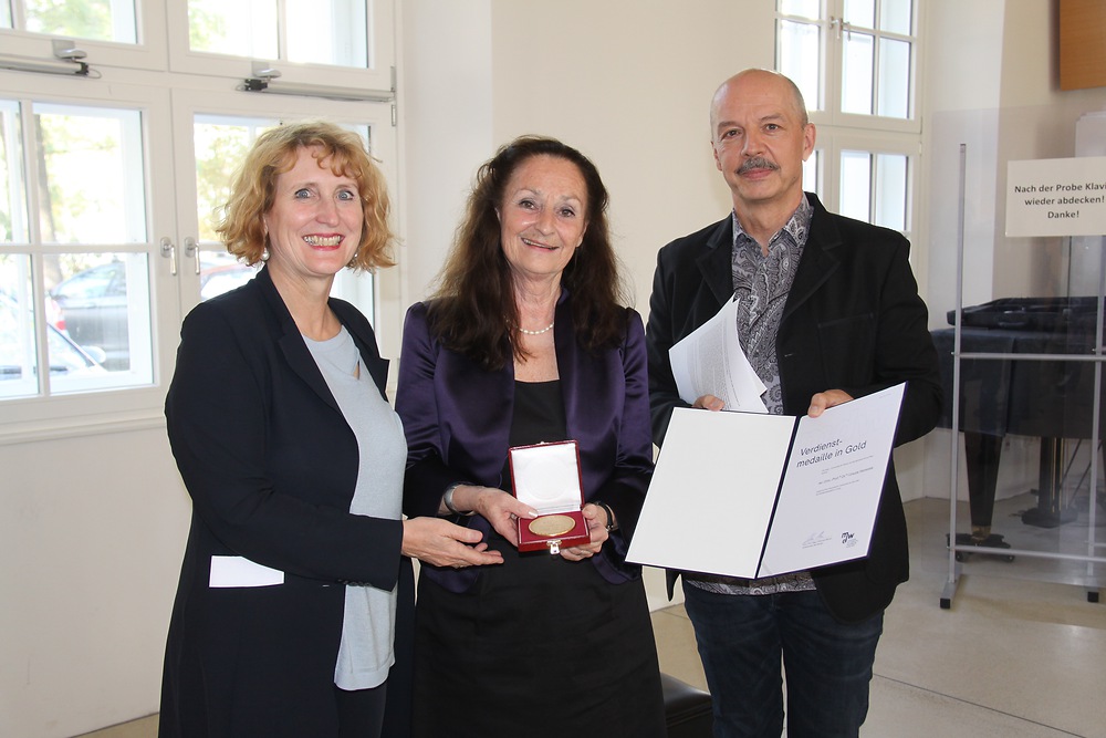 Verdienstmedaille in Gold der mdw und Urkunde zur Ehrenmitgliedschaft 
Rektorin Mag.a art. Ulrike Sych, ao. Univ.-Prof.in Dr.in Ursula Hemetek, Senatsvorsitzender Univ.-Prof. Mag. Johannes Marian_© Petar Tyran