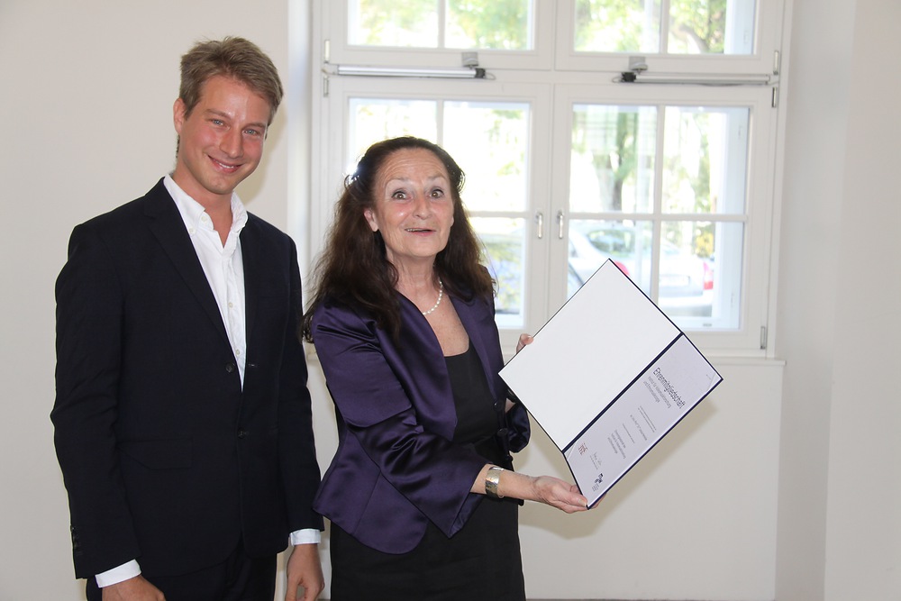 Marko Kölbl, Phd, Leiter des Instituts für Volksmusikforschung und Ethnomusikologie 
Verleihung der Urkunde zur Ehrenmitgliedschaft des IVE_© Petar Tyran