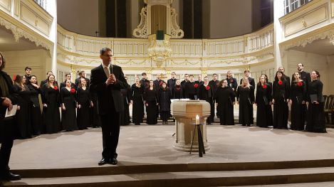 In der schönen, hellen Bachkirche in Arnstadt erzählte Alois Glaßner dem Publikum wissenswertes zum Programm.