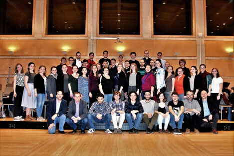 Der WebernKammerchor an der ESMUC in Barcelona, gemeinsam mit den dortigen Chorleitungsstudierenden und deren Professor Josep Vila i Casañas.