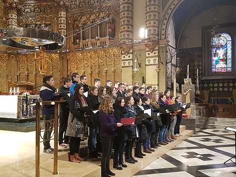 Der Chor singt in der Kirche von Montserrat.
