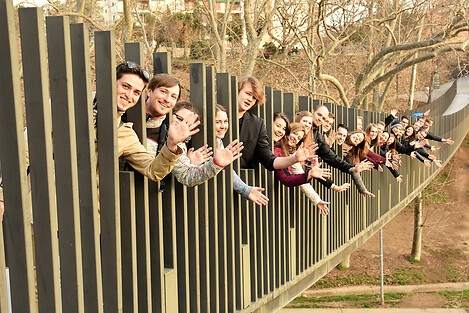 Der Chor winkt begeistert.