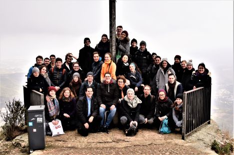 Der Chor steht auf dem Montserrat.