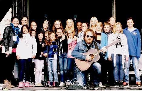 Concert for Refugies 2015 - Kinderchor auf der Open Air Bühne auf dem Heldenplatz in Wien gemeinsam mit Zucchero