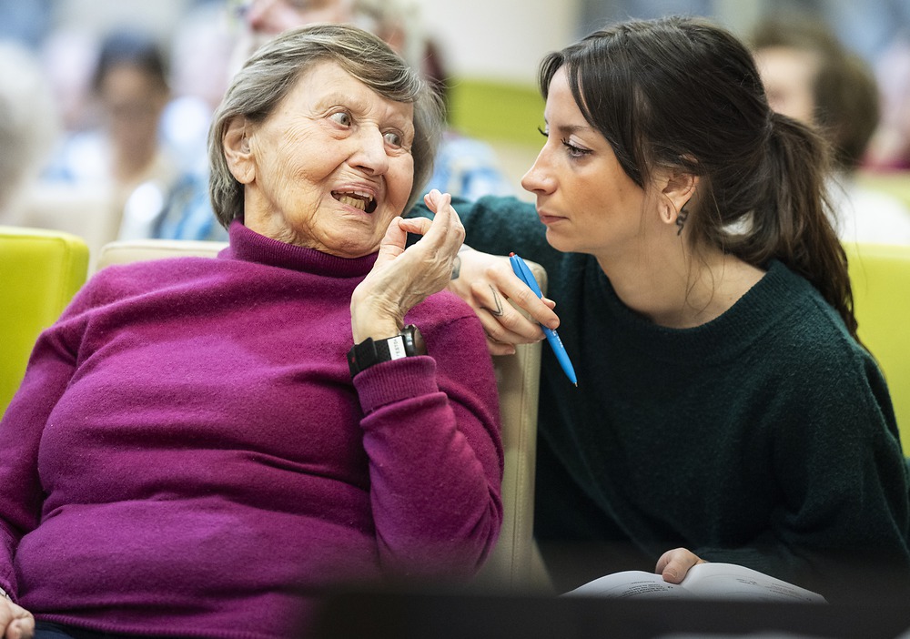 Tageszentrum-Gast und Mitarbeiterin