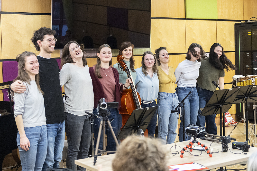 Studierende des Musiktherapie-Studiums: L-R Tamara Feichtinger, Franz Tauschek, Johanna Fersterer, Sophie Gugler, Katharina Kurz, Katharina Helperstorfer, Julie Nass-Dambach, Fiona Maringer, Denise Berger 