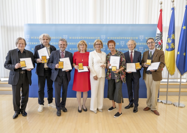 Ehrenzeichenüberreichung an sieben Künstlerinnen und Künstler in St. Pölten