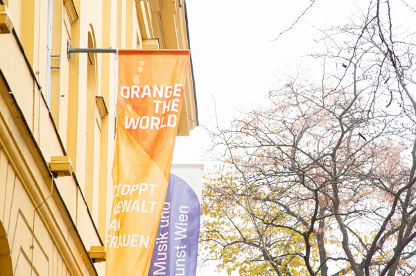 Orange the World 2020 Fahne vor der mdw